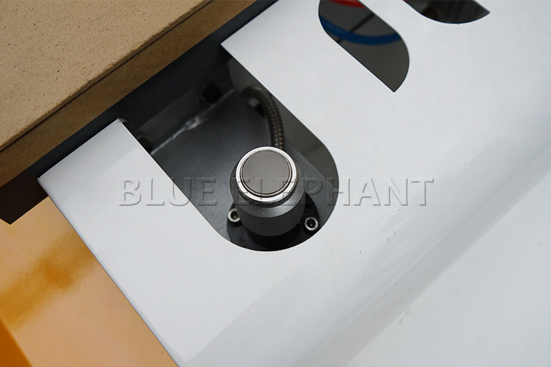 無(wú)孔工藝帶排鉆包開(kāi)料機(jī)