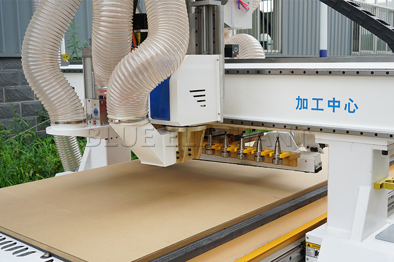 無(wú)孔工藝帶排鉆包開(kāi)料機(jī)